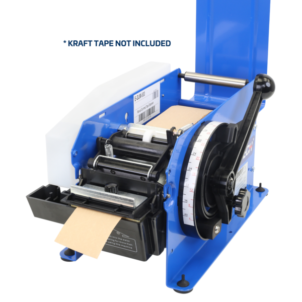 Vista diagonal del dispensador manual de cinta de papel engomado con la tapa superior abierta mostrando el rollo marrón de cinta kraft en el interior. El texto dice: la cinta kraft no está incluida