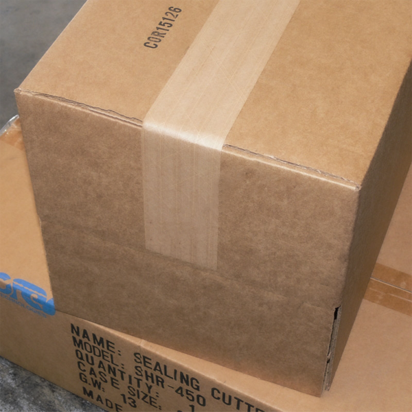 par de cajas marrones apiladas selladas con cinta de papel kraft marrón