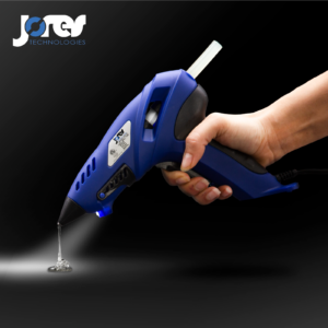 Operador usando la función de luz en la pistola de pegamento de JORES TECHNOLOGIES®