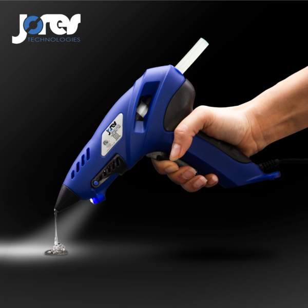 Operador usando la función de luz en la pistola de pegamento de JORES TECHNOLOGIES®