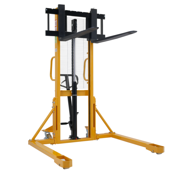 Vista diagonal de un apilador de palés JORES TECHNOLOGIES® amarillo y negro con las uñas elevadas
