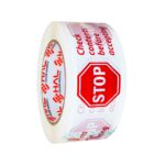 Rollo blanco de cinta de embalaje con señal de stop roja y mensaje “verifique el contenido antes de aceptar”
