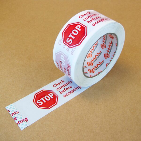 rollo blanco de cinta de embalaje con señal de stop roja y mensaje «comprueba el contenido antes de aceptar» sobre una caja marrón