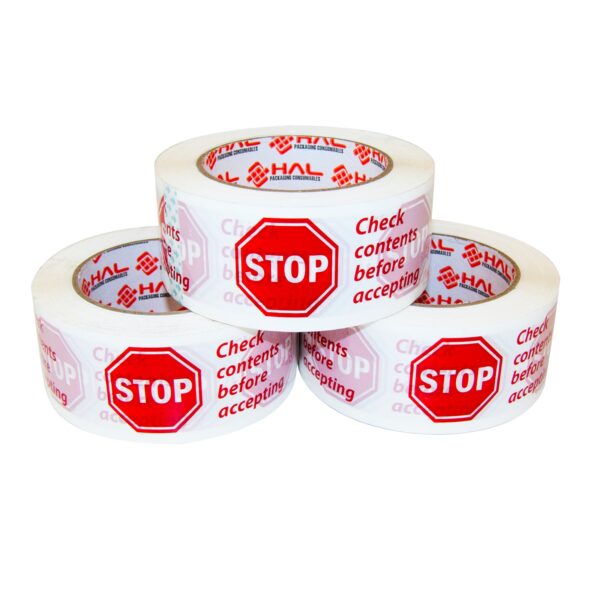 tres rollos blancos de cinta de embalaje con señal de stop roja y el mensaje "verifique el contenido antes de aceptar" apilados