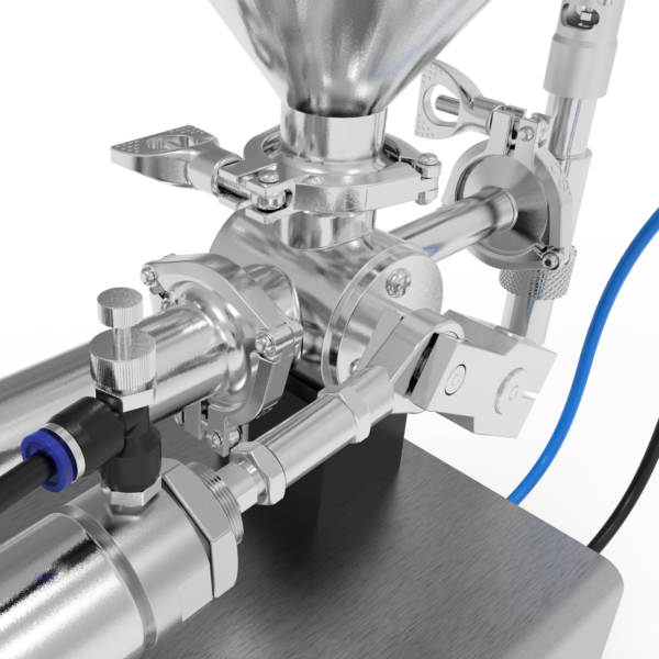 Primer plano de las abrazaderas tri-clamp y la manguera principal de entrada del llenador de pistón JORES TECHNOLOGIES®