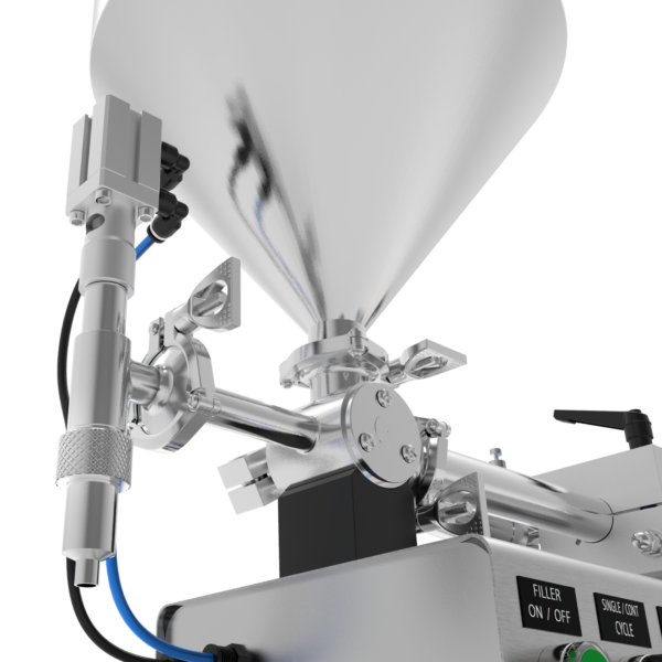 Primer plano de la boquilla dispensadora de pasta sin goteo, las mangueras de aire comprimido y los accesorios triclamp para el desmontaje de la máquina sin herramientas