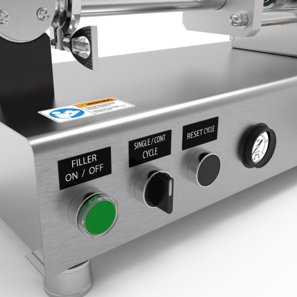 Primer plano del panel de control donde se ven el interruptor de encendido, los botones de ciclo único/continuo y reinicio de ciclo. El manómetro también es visible como parte del panel de control