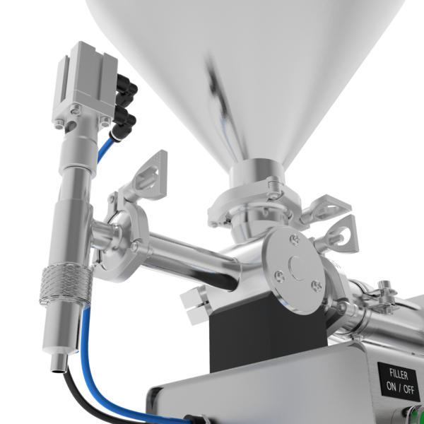 Primer plano de la boquilla dosificadora para pasta sin goteo, las mangueras de aire comprimido y los accesorios tri-clamp para desmontaje de la máquina sin herramientas