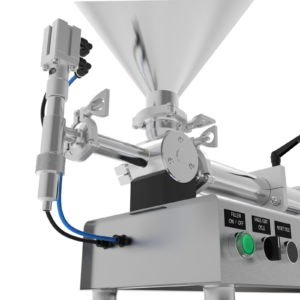 Primer plano de la boquilla dispensadora de pasta sin goteo, las mangueras de aire comprimido y los accesorios triclamp para el desmontaje de la máquina sin herramientas