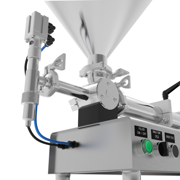 Primer plano de la boquilla dispensadora de pasta sin goteo, las mangueras de aire comprimido y los accesorios triclamp para el desmontaje de la máquina sin herramientas