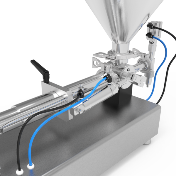 Primer plano de las abrazaderas triclamps y la manguera de entrada principal de la llenadora de pistón JORES TECHNOLOGIES®