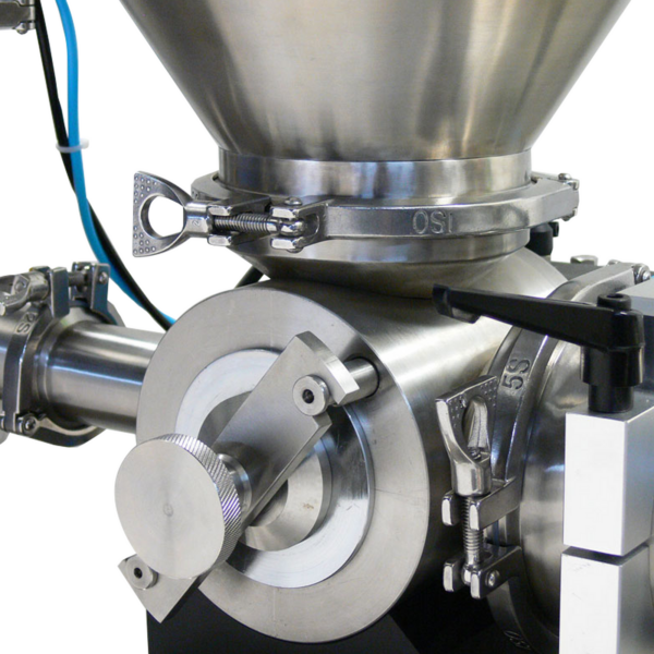Primer plano que muestra el detalle de la válvula rotativa del llenador volumétrico de pistón JORES TECHNOLOGIES® y también el detalle de la base de la tolva y la abrazadera