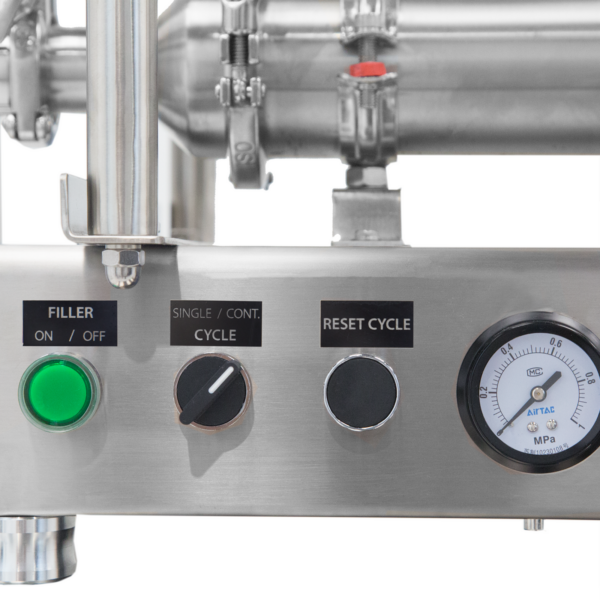 Primer plano del panel de control de la llenadora de pistón JORES TECHNOLOGIES®