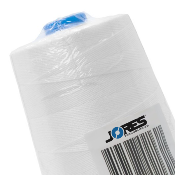 primer plano de carrete de hilo de coser blanco JORES TECHNOLOGIES® envuelto en plástico