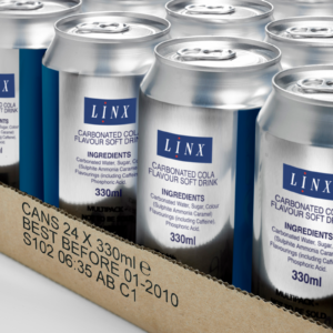 Bandeja de caja con un contenedor de latas de refresco en el interior. La bandeja de caja de cartón tiene números grandes como la fecha y la capacidad de latas impresos por la codificadora de cajas por inyección de tinta Linx IJ375