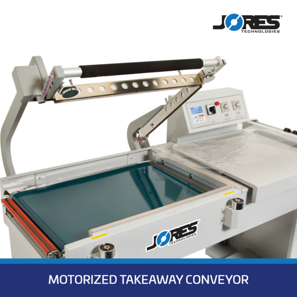 Banner azul en la parte inferior con texto blanco que dice: Motorized Takeaway Conveyor. Primer plano de la cinta transportadora en una selladora térmica tipo L.
