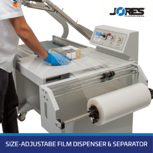 Un hombre usando un sistema de sellado en L para retractilar un paquete de caja. Un banner azul con letras blancas dice: Dispensador y separador de film ajustable en tamaño.