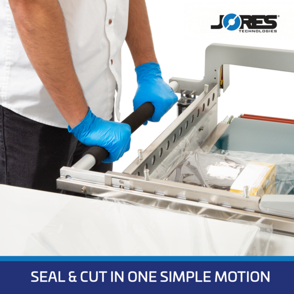 Hombre con guantes azules sellando film retráctil alrededor de una caja con una máquina selladora semiautomática en L JORES TECHNOLOGIES®. El texto azul en la parte inferior dice: Selle y corte en un solo movimiento simple.