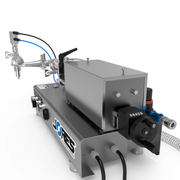 Una máquina llenadora de líquidos JORES TECHNOLOGIES® de baja viscosidad mostrada desde la parte trasera. Se pueden apreciar fácilmente el ajustador del volumen de llenado, la manguera principal de entrada y el conector de aire comprimido.