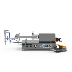 Una máquina llenadora de pistón JORES TECHNOLOGIES® de baja viscosidad en vista frontal. La llenadora de pistón está fabricada en acero inoxidable y hay un pedal de pie amarillo y gris apoyado a un lado.