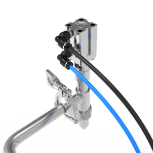 Primer plano de la boquilla dispensadora de líquidos sin goteo, las mangueras de aire comprimido y el accesorio triclamp para desmontaje de la máquina sin herramientas