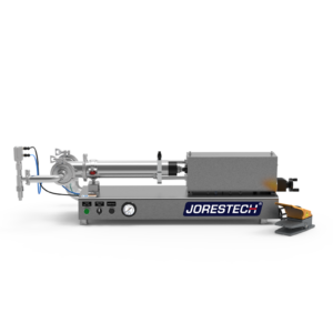 Máquina llenadora de pistón JORES TECHNOLOGIES® para líquidos de baja viscosidad en vista frontal. La llenadora de pistón está fabricada en acero inoxidable y hay un pedal de pie amarillo y gris apoyado en el lateral.