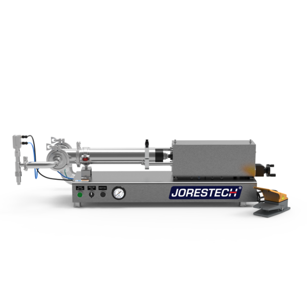 Máquina llenadora de pistón JORES TECHNOLOGIES® para líquidos de baja viscosidad en vista frontal. La llenadora de pistón está fabricada en acero inoxidable y hay un pedal de pie amarillo y gris apoyado en el lateral.