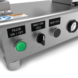 Primer plano del panel de control, donde se ven el interruptor de encendido, los botones de ciclo simple/continuo y reinicio del ciclo. El manómetro también es visible como parte del panel de control.