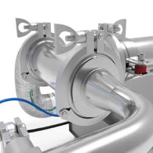 Primer plano de las abrazaderas tri clamp y la manguera principal de entrada del llenador de pistón JORES TECHNOLOGIES®