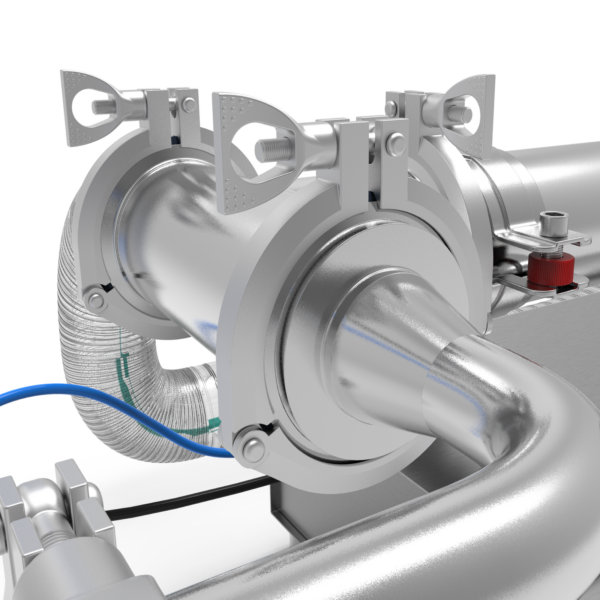 Primer plano de las abrazaderas tri clamp y la manguera principal de entrada del llenador de pistón JORES TECHNOLOGIES®