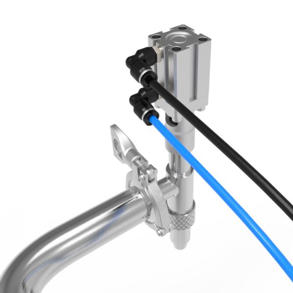 Primer plano de la boquilla dispensadora de líquidos antigoteo, las mangueras de aire comprimido y el accesorio triclamp para el desmontaje de la máquina sin herramientas