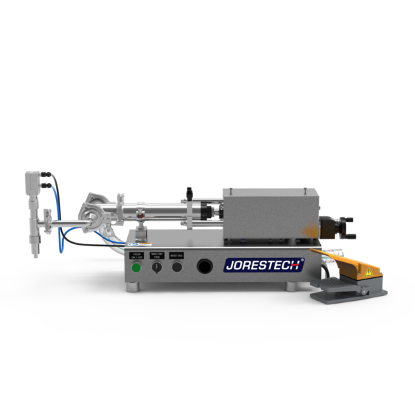 Máquina llenadora de pistón de baja viscosidad JORES TECHNOLOGIES® con acero inoxidable 316 y 304. La llenadora de pistón está fabricada en acero inoxidable y tiene un pedal de pie amarillo y gris apoyado en el lateral.