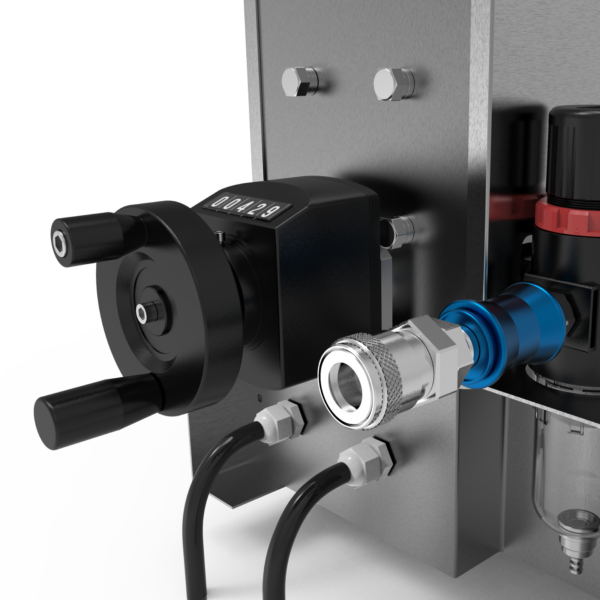 Primer plano del regulador de volumen de llenado y del conector de aire comprimido del llenador volumétrico de líquidos JORES TECHNOLOGIES®