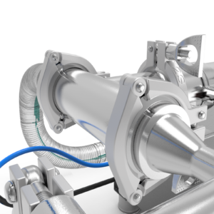 Primer plano de las abrazaderas tri-clamp y la manguera de entrada principal del llenador de pistón JORES TECHNOLOGIES®