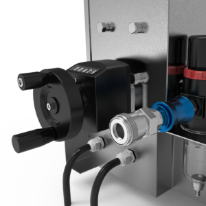 Primer plano del ajustador del volumen de llenado y del conector de aire comprimido del llenador volumétrico de líquidos JORES TECHNOLOGIES®