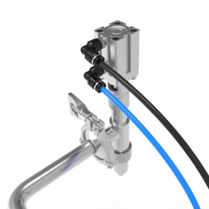 Primer plano de la boquilla dispensadora de líquido antigoteo, mangueras de aire comprimido y conexión triclamp para desmontaje de la máquina sin herramientas