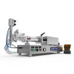 Llenadora de pistón de sobremesa para líquidos de baja viscosidad de JORES TECHNOLOGIES®. La máquina llenadora de pistón está fabricada en acero inoxidable 316 y 304, e incluye un pedal amarillo y gris como parte de esta máquina de llenado.