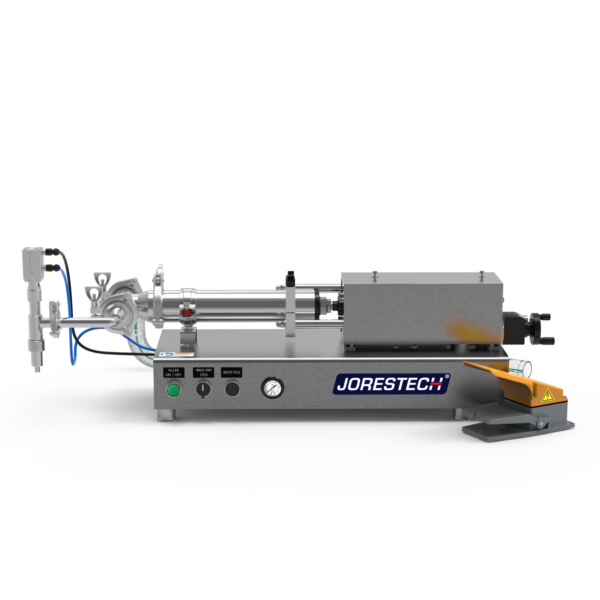 La máquina de llenado por pistón JORES TECHNOLOGIES® para líquidos de baja viscosidad en acero inoxidable, vista frontal. La llenadora por pistón está fabricada en acero inoxidable y hay un pedal amarillo y gris apoyado en el lateral.