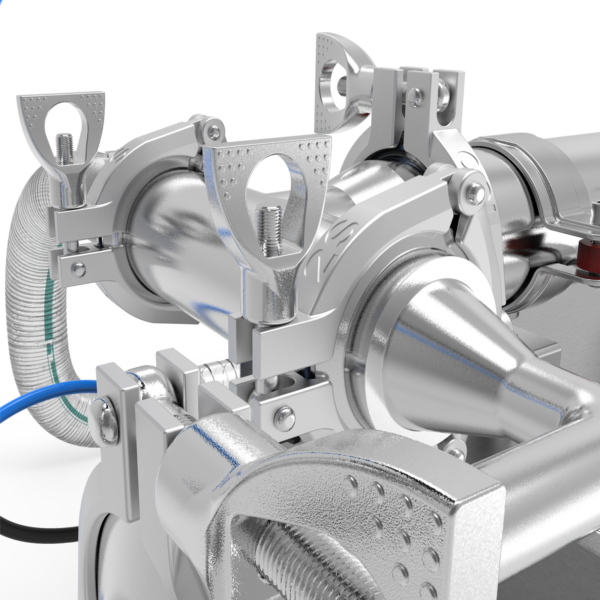 Primer plano de las abrazaderas tri-clamp y la manguera principal de entrada del llenador de pistón JORES TECHNOLOGIES® para envases de 500 ml