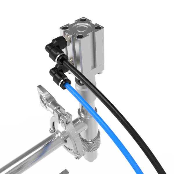 Primer plano de la boquilla dispensadora de líquido antigoteo, las mangueras de aire comprimido y el accesorio Triclamp para el desmontaje de la máquina sin herramientas