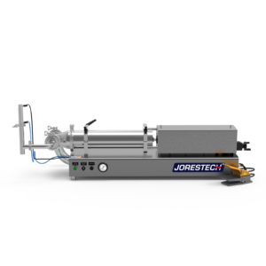 Máquina llenadora de pistón JORES TECHNOLOGIES® de baja viscosidad en vista frontal. La llenadora de pistón está fabricada en acero inoxidable y cuenta con un pedal amarillo y gris apoyado a un lado.