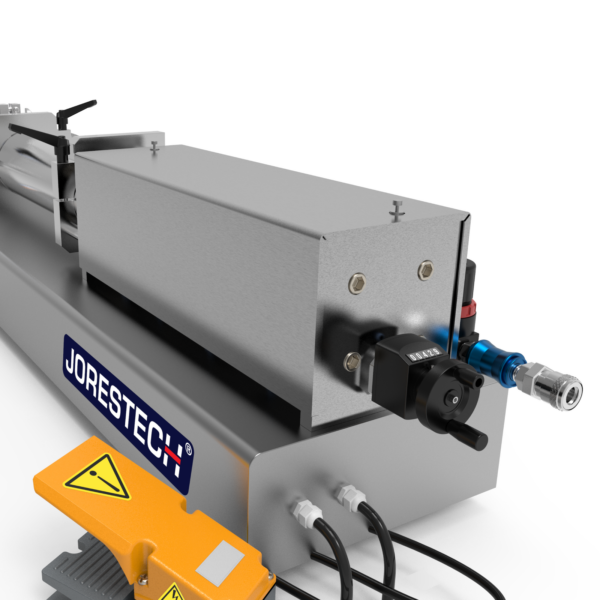 Máquina de llenado de líquidos de baja viscosidad JORES TECHNOLOGIES® vista desde la parte trasera. Se pueden apreciar fácilmente el ajustador del volumen de llenado, la manguera principal de entrada, el pedal y el conector de aire comprimido.