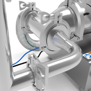 Primer plano de las abrazaderas tri-clamp y la manguera principal de entrada de la llenadora de pistón JORES TECHNOLOGIES®