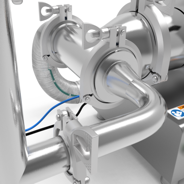 Primer plano de las abrazaderas tri-clamp y la manguera principal de entrada de la llenadora de pistón JORES TECHNOLOGIES®