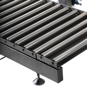 Primer plano de los rodillos de acero inoxidable del transportador de alta resistencia y de los pies ajustables en altura del llenador líquido de peso neto