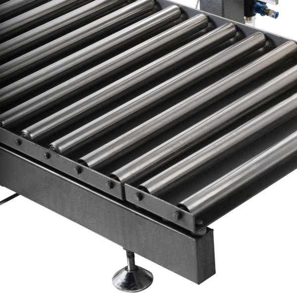 Primer plano de los rodillos de acero inoxidable del transportador de alta resistencia y de los pies ajustables en altura del llenador líquido de peso neto