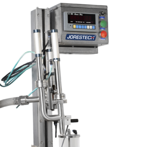 Primer plano que muestra el panel de control digital, la torre vertical de ajuste de altura, el sistema de manguera de aire comprimido y la boquilla de dispensado de líquido de la llenadora de peso neto líquido JORES TECHNOLOGIES®.