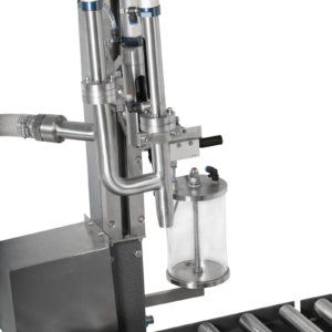 Primer plano que muestra la conexión de la manguera de succión y la boquilla de dispensación del llenador líquido de peso neto JORES TECHNOLOGIES®.
