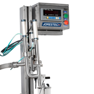 Primer plano que muestra el panel de control digital, la torre vertical de ajuste de altura, el sistema de manguera de aire comprimido y la boquilla de dispensación de líquido del llenador de peso neto líquido JORES TECHNOLOGIES®.