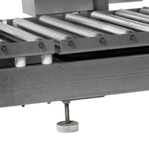 Primer plano de los rodillos de acero inoxidable del transportador de alta resistencia y de las patas ajustables en altura del llenador líquido por peso neto